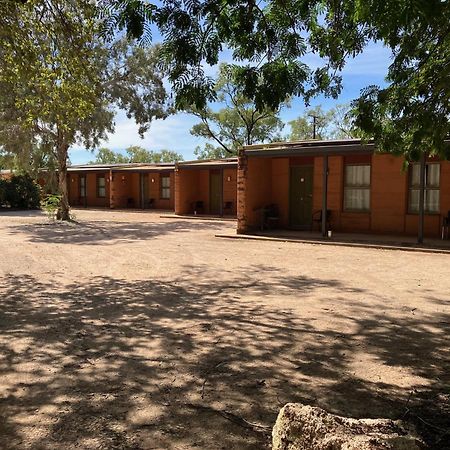Territory Manor Motel & Caravan Park Mataranka Bagian luar foto