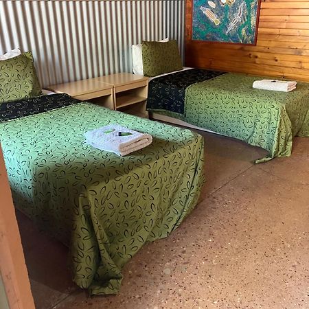 Territory Manor Motel & Caravan Park Mataranka Bagian luar foto