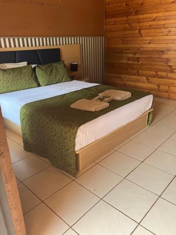 Territory Manor Motel & Caravan Park Mataranka Bagian luar foto