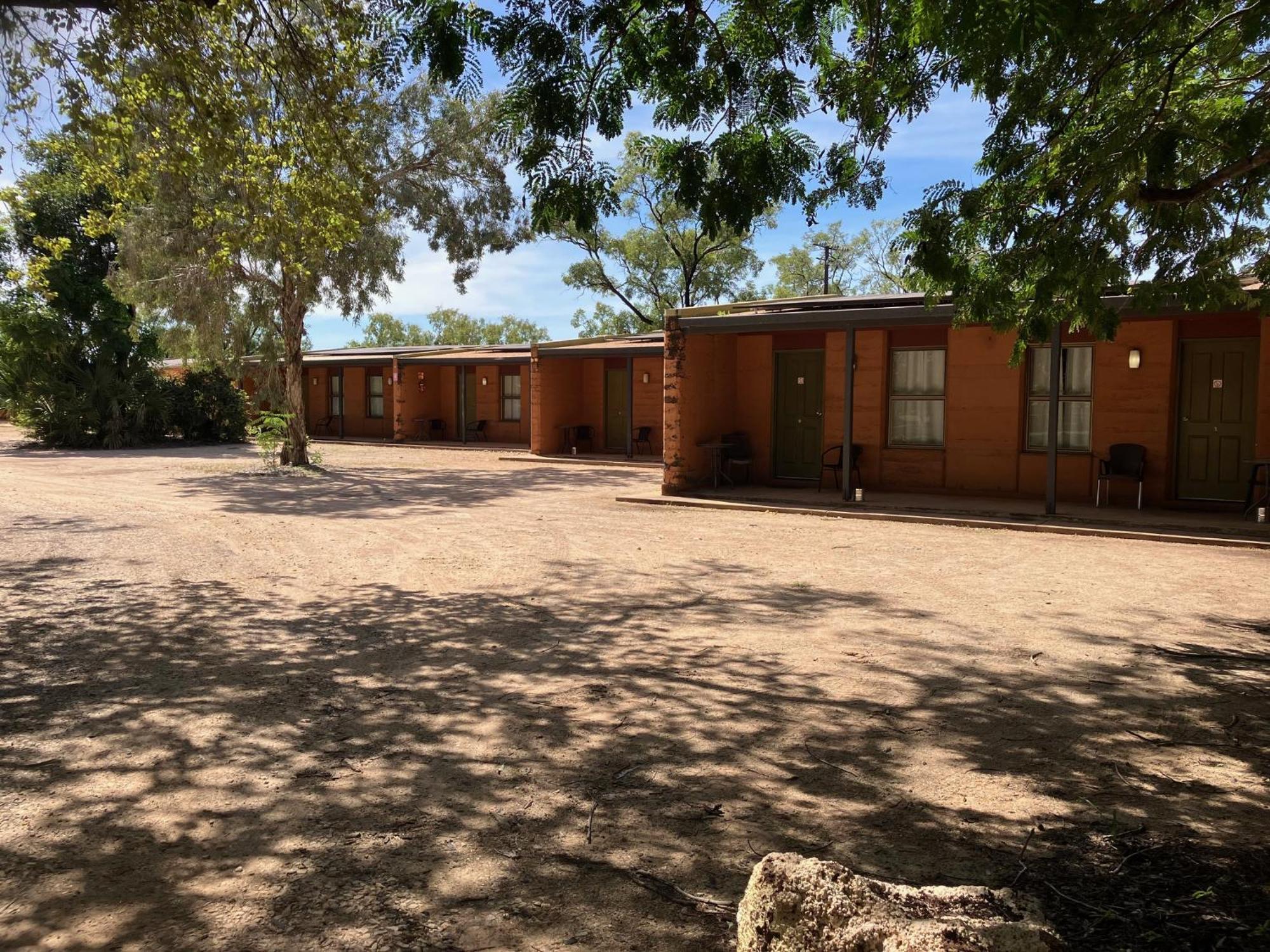 Territory Manor Motel & Caravan Park Mataranka Bagian luar foto