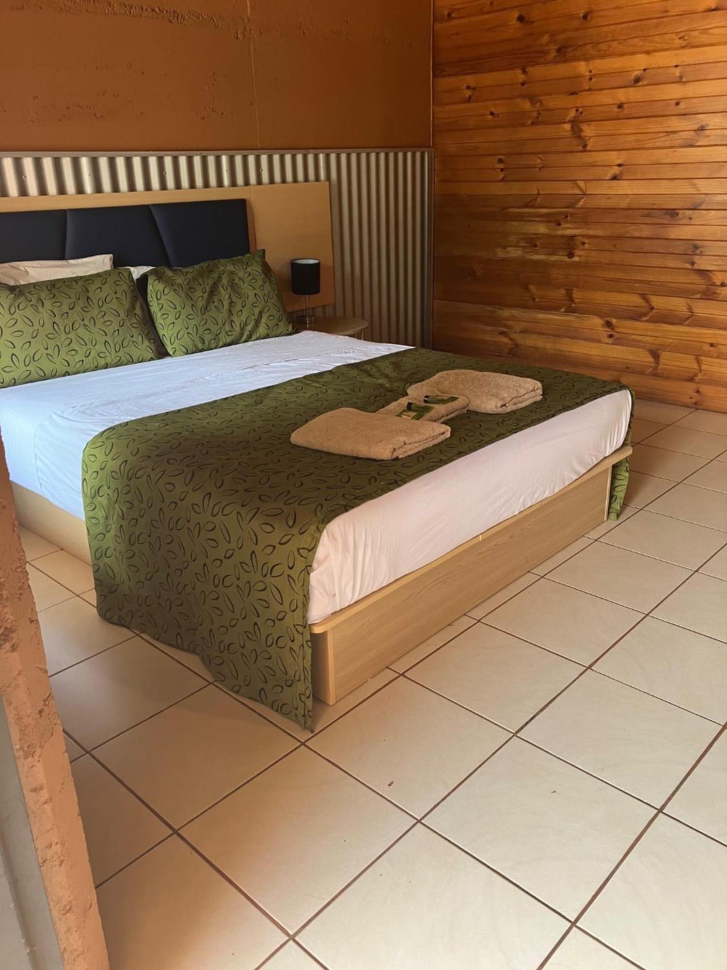 Territory Manor Motel & Caravan Park Mataranka Bagian luar foto